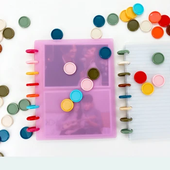 1000 ADET 24MM Renkli Disk Mantar Delik Bağlama Toka Plastik Gevşek yaprak Mantar Delik Dizüstü Albümü Veri Kitap El Kitabı