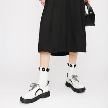 2022 Bahar İngiliz Tarzı Loafer'lar Kadın Siyah Beyaz Renk Eşleştirme Küçük deri ayakkabı Kalın tabanlı Dantel-up Patent deri ayakkabı