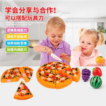 Bir oyuncak ailesinden altı parçalı bir pizza yapılır ve çocuk simülasyon mutfak oyuncakları pizza kesilebilir
